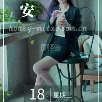 蜜桃色圆点以弧形排列形成有节奏的纹理，背景为纯净米白色